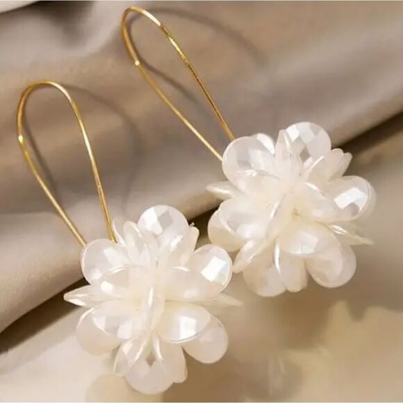 3D Floral Earrings White Big Flowers Gold Plated Dangle Earrings - Picture 8 of 9